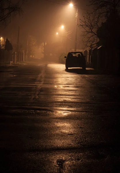 Un coche parado solo en una calle con linternas — Foto de Stock