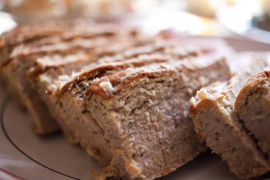 Plaka üzerinde geleneksel lezzetli pate kapatmak kompozisyon kadar