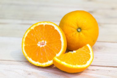 Kompozisyon olgun taze portakal ahşap arka plan üzerinde kesti. Exot