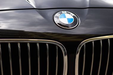 Polonya, Varşova, 25 Mayıs, 2016: siyah bir Bmw araba Bmw logo 