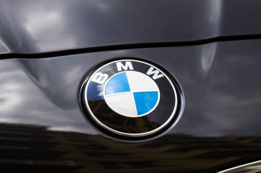 Polonya, Varşova, 25 Mayıs, 2016: siyah bir Bmw araba Bmw logo 