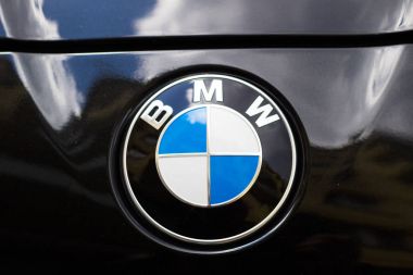 Polonya, Varşova, 25 Mayıs, 2016: siyah bir Bmw araba Bmw logo 