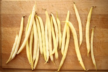 Rustik ahşap masa üzerinde sarı fasulye (Fransızca fasulye)
