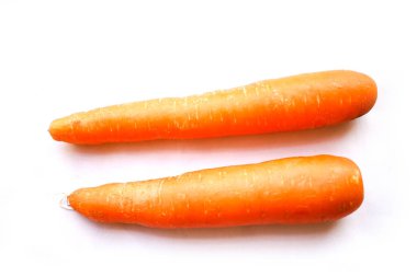Havuç. Beyaz arka plan üzerinde izole taze sebze