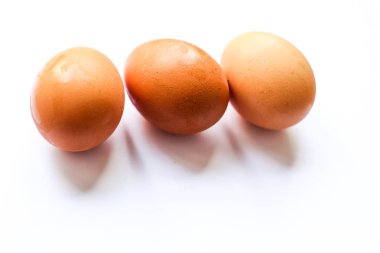 Beyaz arka plan üzerinde izole tavuk tavuk yumurtası