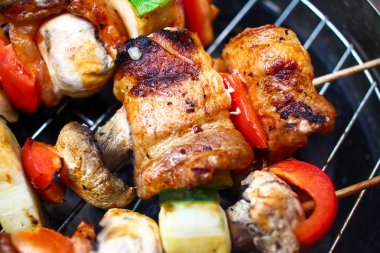 Sebzeli ızgara domuz eti kebabı kebab