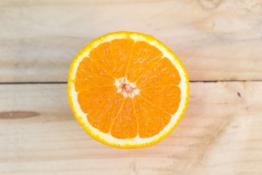 Kompozisyon olgun taze portakal ahşap arka plan üzerinde kesti. Exot