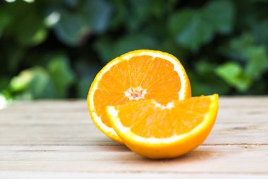 Ahşap arka plan üzerinde taze olgun portakal. Egzotik sulu yumuşak fru