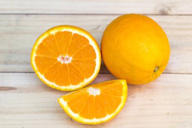 Kompozisyon olgun taze portakal ahşap arka plan üzerinde kesti. Exot