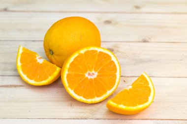 Kompozisyon olgun taze portakal ahşap arka plan üzerinde kesti. Exot