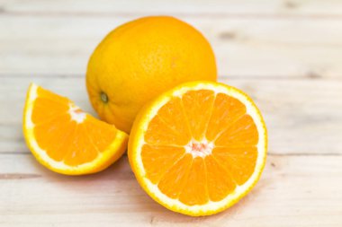 Kompozisyon olgun taze portakal ahşap arka plan üzerinde kesti. Exot