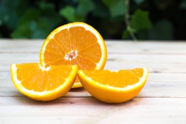 Ahşap arka plan üzerinde taze olgun portakal. Egzotik sulu yumuşak fru