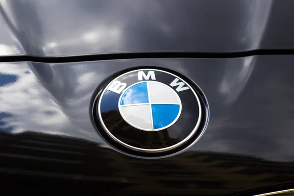 Πολωνία, Βαρσοβία, 25 Μαΐου 2016: λογότυπο της Bmw, σε ένα μαύρο αυτοκίνητο Bmw — Φωτογραφία Αρχείου