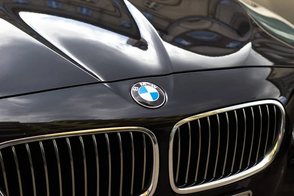 Polonya, Varşova, 25 Mayıs, 2016: siyah bir Bmw araba Bmw logo 