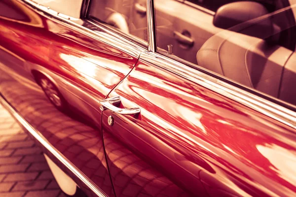 Detail der roten Oldtimer-Retro-Auto. Griff — Stockfoto