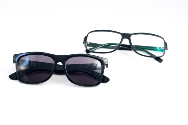 Twee paar glazen: zonnebril en corrigerende bril — Stockfoto