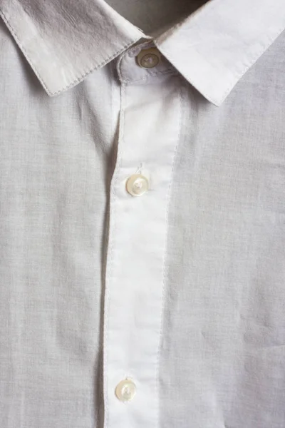 Κοντινό λευκό πουκάμισο. Λαιμόκοψη και κουμπιά — Φωτογραφία Αρχείου