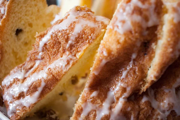 Detalj av läckra söta påsk kaka täckt med vit frostin — Stockfoto