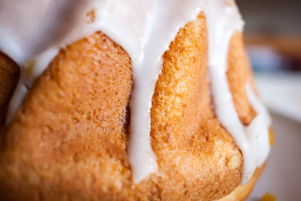Detalhe do delicioso bolo de Páscoa doce coberto com frostin branco — Fotografia de Stock
