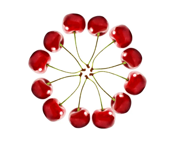 Composição do círculo de cerejas frescas brilhantes isoladas em ba branco — Fotografia de Stock