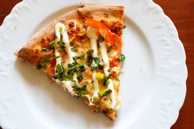 Dilim pizza plaka detay mayonezli. Ahşap masa