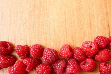 Parlak ahşap masa adam üzerinde birçok ahududu bileşimi