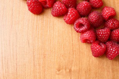 Parlak ahşap masa adam üzerinde birçok ahududu bileşimi