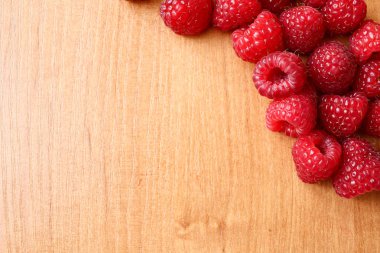 Parlak ahşap masa adam üzerinde birçok ahududu bileşimi