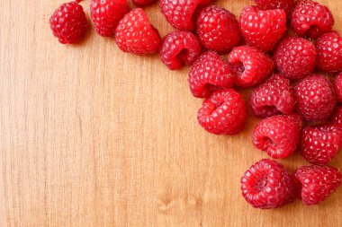 Parlak ahşap masa adam üzerinde birçok ahududu bileşimi