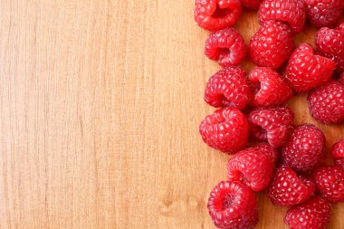 Parlak ahşap masa adam üzerinde birçok ahududu bileşimi