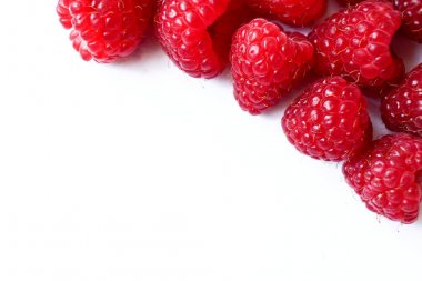 Beyaz arka plan üzerinde izole birçok ahududu bileşimi. CL