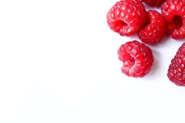 Beyaz arka plan üzerinde izole birçok ahududu bileşimi. CL