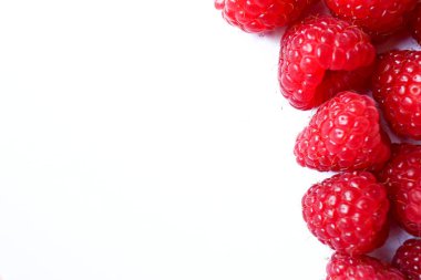 Beyaz arka plan üzerinde izole birçok ahududu bileşimi. CL