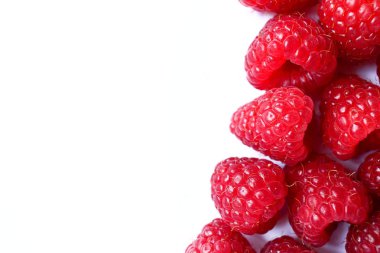 Beyaz arka plan üzerinde izole birçok ahududu bileşimi. CL