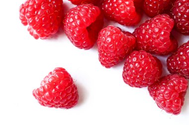 Beyaz arka plan üzerinde izole birçok ahududu bileşimi. CL