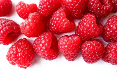 Beyaz arka plan üzerinde izole birçok ahududu bileşimi. CL