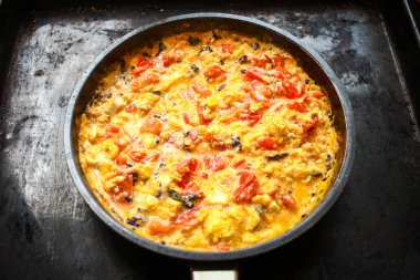 sahanda yumurta ve bazilika siyah tavada domates ile