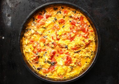 sahanda yumurta ve bazilika siyah tavada domates ile