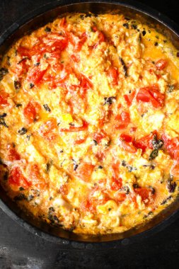 sahanda yumurta ve bazilika siyah tavada domates ile