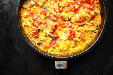 sahanda yumurta ve bazilika siyah tavada domates ile