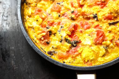 sahanda yumurta ve bazilika siyah tavada domates ile