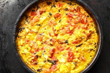 sahanda yumurta ve bazilika siyah tavada domates ile