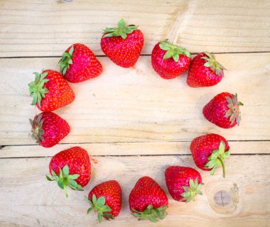 Taze parlak sulu kırmızı olgun çilek meyve bir daire içinde 