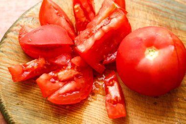 Kırmızı taze domates ahşap tahta kesmek. Akşam yemeği, hazırlama pişirme 
