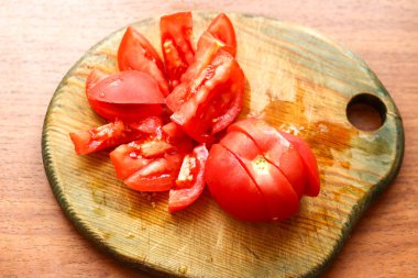Kırmızı taze domates ahşap tahta kesmek. Akşam yemeği, hazırlama pişirme 
