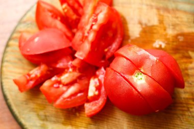 Kırmızı taze domates ahşap tahta kesmek. Akşam yemeği, hazırlama pişirme 