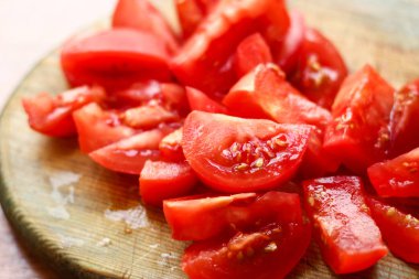 Kırmızı taze domates ahşap tahta kesmek. Akşam yemeği, hazırlama pişirme 