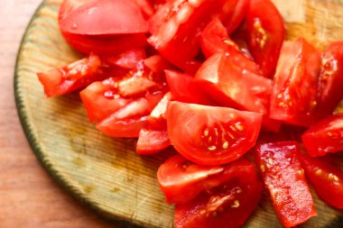 Kırmızı taze domates ahşap tahta kesmek. Akşam yemeği, hazırlama pişirme 