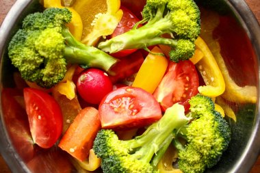 Taze sebzeler (brokoli, kesik kırmızı domates, y metalik kapta