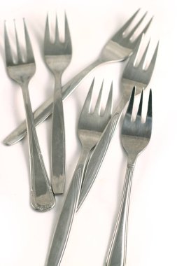 Basit Çelik gümüş çatal beyaz arka plan üzerinde izole grup